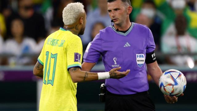 Neymar protesta una decisión a Michael Oliver ante Croacia