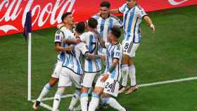 Jugadores de Argentina abrazan a Messi