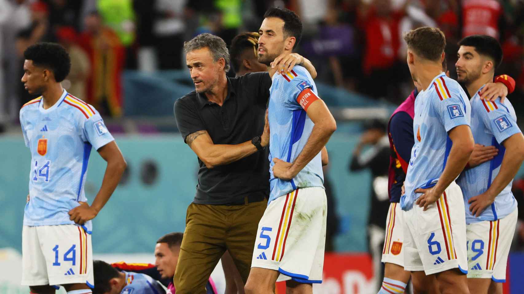 Luis Enrique y Sergio Busquets tras la tanda de penaltis contra Marruecos
