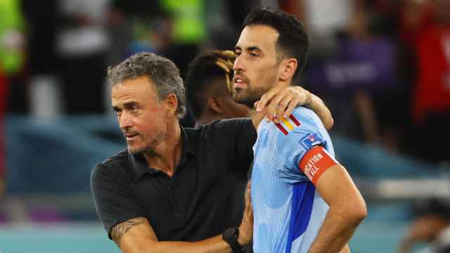 Luis Enrique y Sergio Busquets tras la tanda de penaltis contra Marruecos