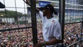 Hamilton saludando a la multitud en Abu Dhabi.