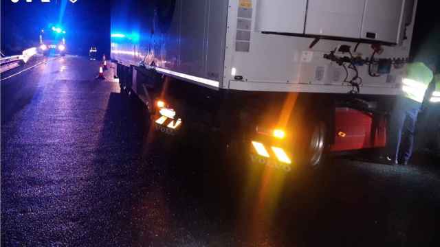 Imagen del camión accidentando en la A-45, en Antequera.