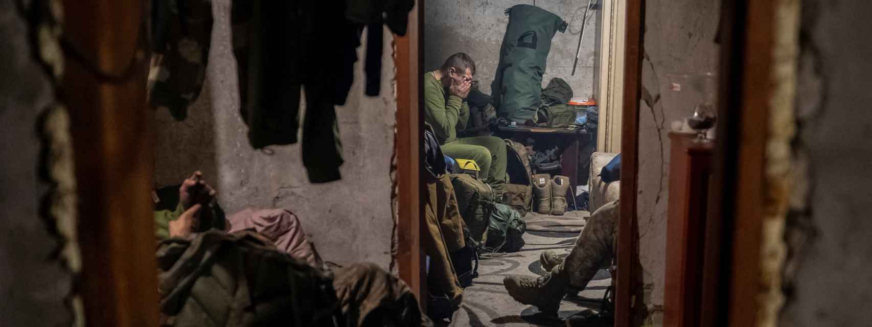 Militares del batallón Carpathian Sich descansan en Limán, en la región de Donetsk, en Ucrania.