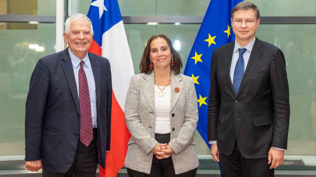 El jefe de la diplomacia de la UE, Josep Borrell; la ministra chilena de Exteriores, Antonia Urrejola; y el comisario de Comercio, Valdis Dombrovskis