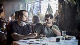 Carlos Vermut dirige a Nacho Sánchez en el set de 'Mantícora', su cuarta película.