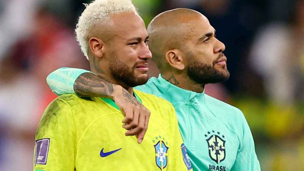 Neymar, desconsolado, junto a Dani Alves tras la eliminación del Mundial de Qatar