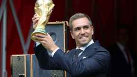 Philipp Lahm, con la copa del Mundial de fútbol