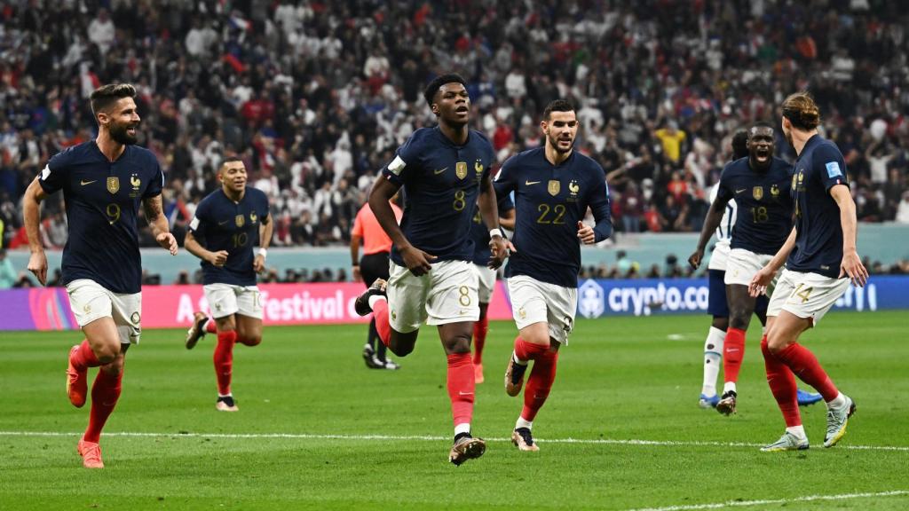 A França comemora o gol de Tchouameni.