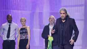 Fernando León de Aranoa recoge el galardón que reconoce a 'El buen patrón' como la Mejor Comedia en los Premios del Cine Europeo. Foto: Academia del Cine Europeo