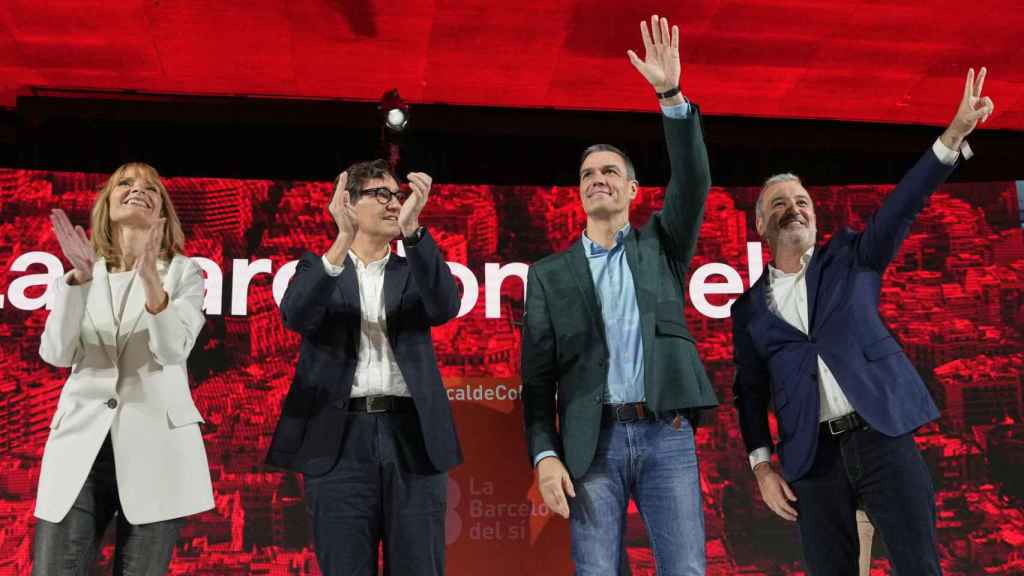 Pedro Sánchez, en Cataluña, junto a Jaume Collboni (d) y Salvador Illa (i).