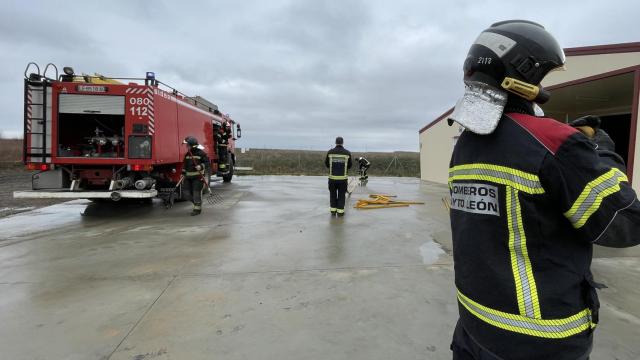 Bomberos del Ayuntamiento de León en Laguna de Negrillos