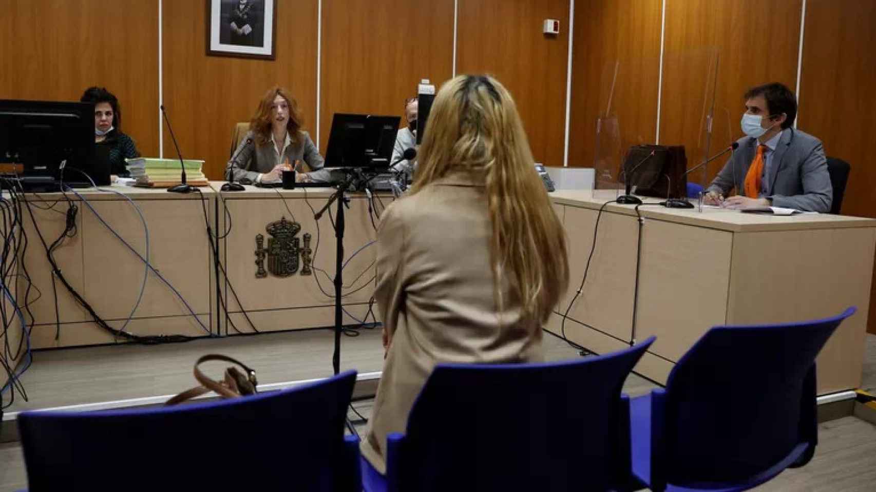 Una mujer declara en un juicio por violencia de género en una  imagen de archivo.