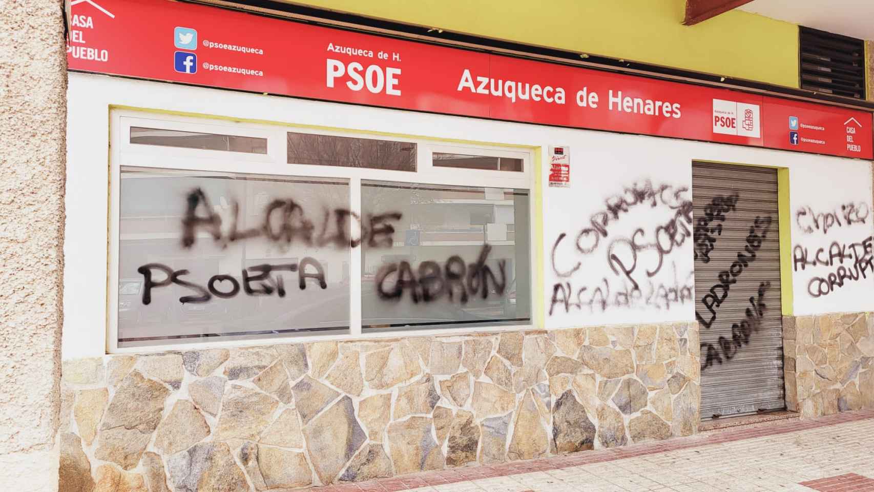 Vandalizan la sede del PSOE en Azuqueca de Henares con pintadas de chorizo o corrupto