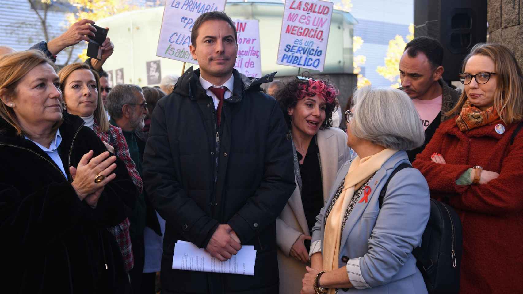 El candidato socialista Juan Lobato, el pasado día 1 en la protesta de los médicos de atención primaria.