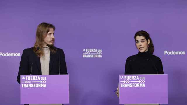 Los portavoces de Podemos Pablo Fernández e Isa Serra durante la rueda de prensa ofrecida este lunes para analizar la actualidad política.
