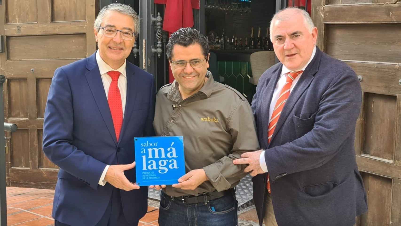El presidente de la Diputación de Málaga, Francisco Salado, entrega el distintivo 'Sabor a Málaga' al restaurante Araboka Plaza