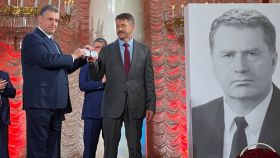 Leonid Slutski entrega el carné del Partido Liberal Democrático a Víktor Bout.