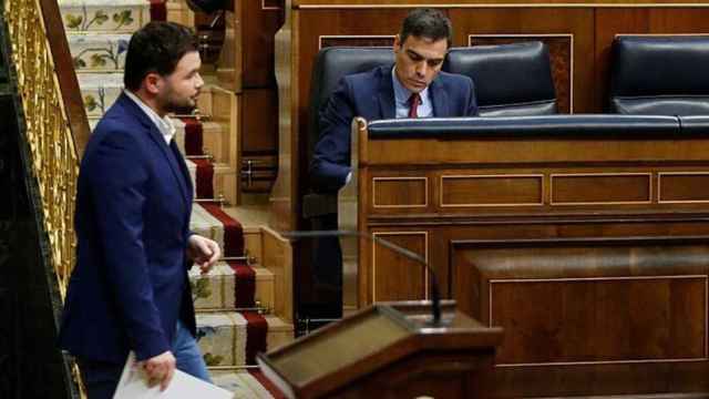 El portavoz de ERC, Gabriel Rufián, pasa frente al escaño del presidente del Gobierno, Pedro Sánchez, en el Congreso de los Diputados.