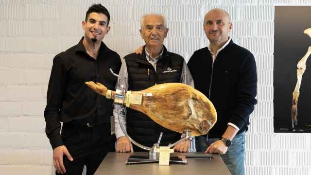 Daniel de la Fuente Olmos, Miguel Olmos y Juan Vicente Olmos, tres generaciones de la familia tras el mejor jamón serrano de España.