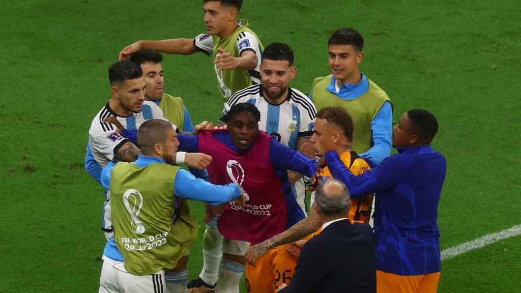 Una pelea entre jugadores de Argentina y Países Bajos en los cuartos de final.