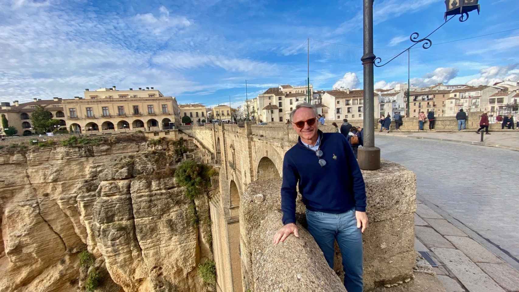 Dan Brown visita Ronda (Málaga) y plantea un acertijo a sus seguidores:  "Where in the world?"