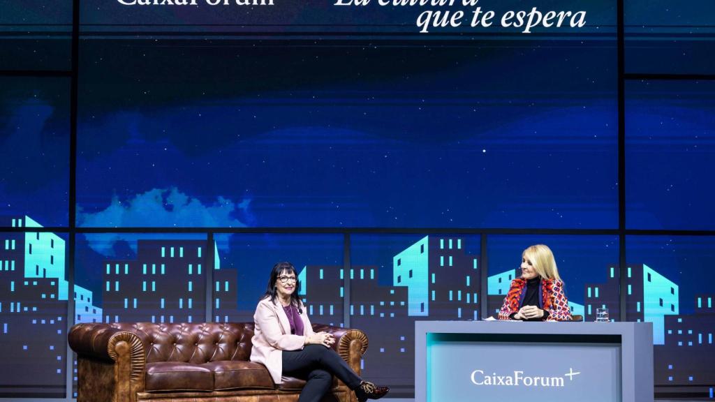 Un instante de la presentación de CaixaForum+ con la directora general adjunta de la Fundación ”la Caixa”, Elisa Durán, y la actriz y presentadora Cayetana Guillén Cuervo