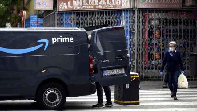 Un repartidor de Amazon aparca en un paso de peatón en una imagen de archivo.