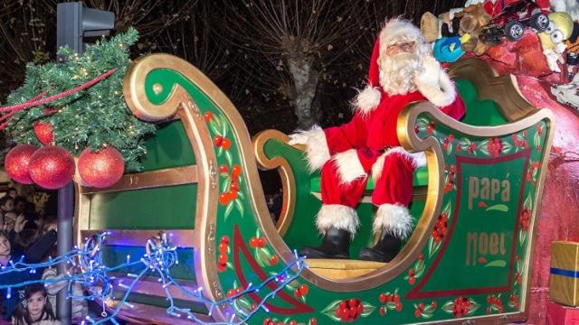 Papá Noel reparte ilusión y regalos a los niños