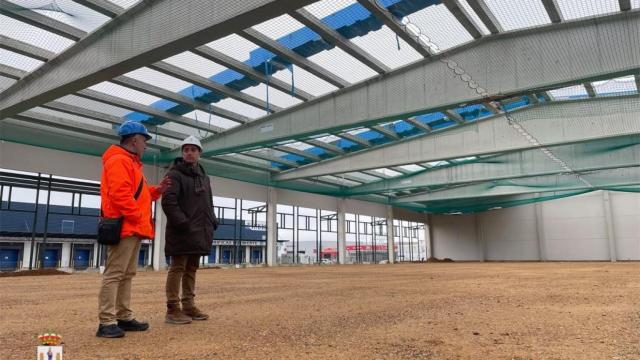 Luciano Huerga y Sandra Veleda visitan las nuevas naves en el Centro de Transportes y Logística de Benavente