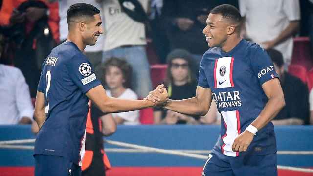 Achraf Hakimi y Mbappé celebran un gol durante un partido del PSG