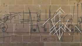 Localización del calco de trazados de formas triangulares entre otros diversos de líneas rectas y circulares, realizadas con compás, en el muro occidental del claustro bajo del Monasterio de Yuso (LDGP, 2016)