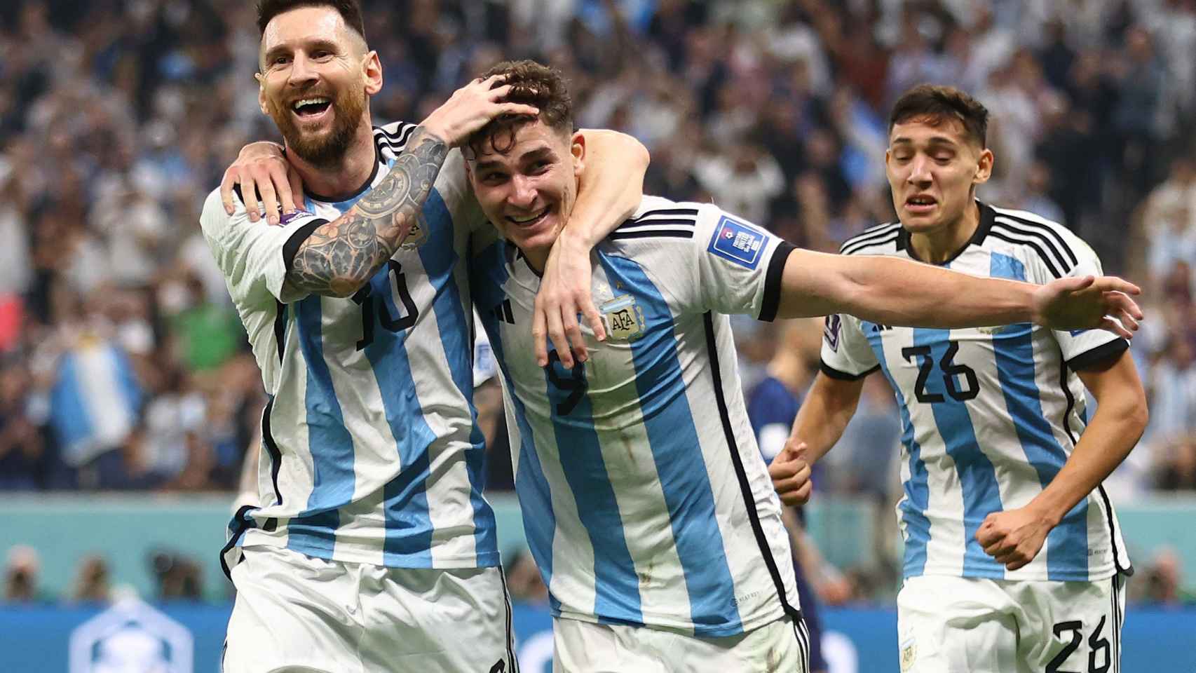 Julián Álvarez, celebrando con Leo Messi su gol con la selección de Argentina en la semifinal del Mundial de Qatar 2022