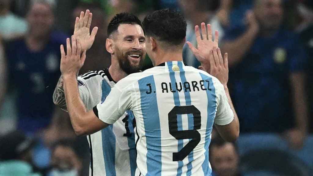 Leo Messi y Julián Álvarez, celebrando el gol definitivo de la selección de Argentina en la semifinal del Mundial de Qatar 2022