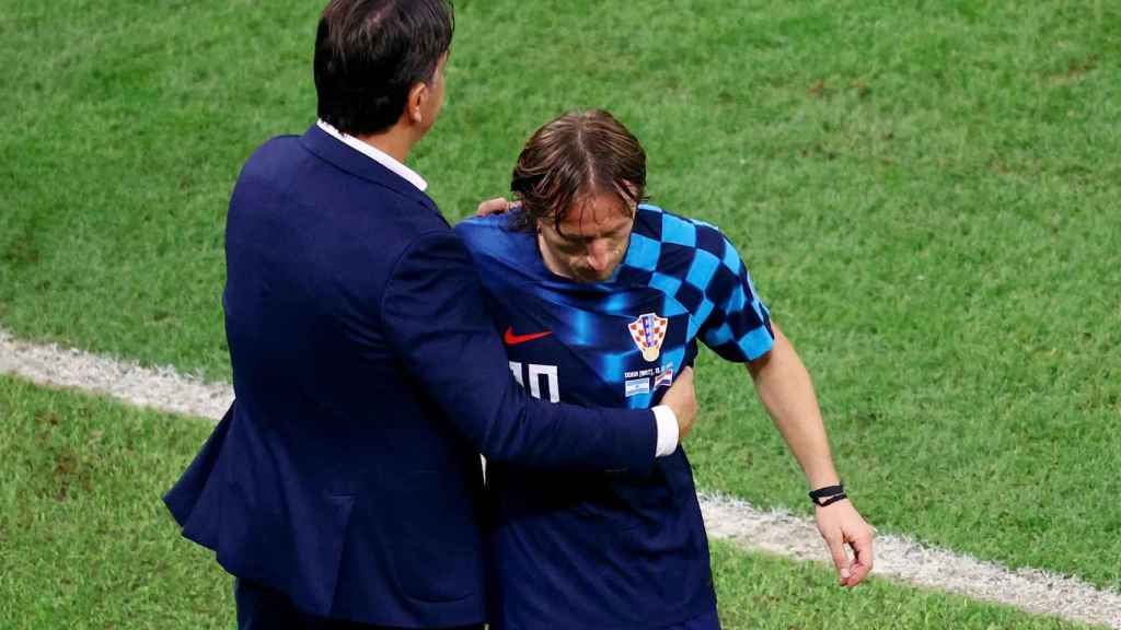 Luka Modric y Zlatko Dalic, durante el cambio del '10' de la selección de Croacia