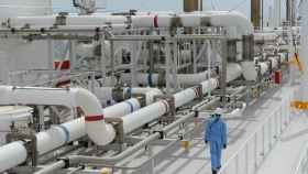 La UE alcanza un acuerdo de mínimos para fijar un tope al precio del gas importado