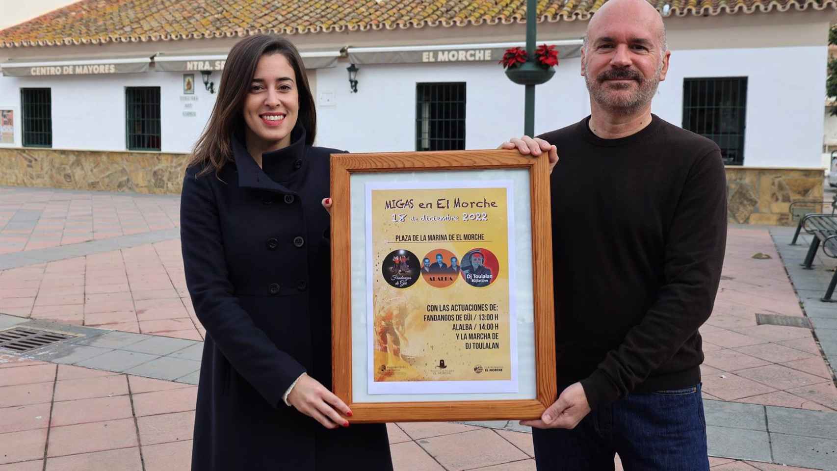 La teniente de alcalde de Torrox, María de los Ángeles Ruiz, y el concejal de Fiestas y Tradiciones Populares, Salvador Escudero, con el cartel de la jornada.