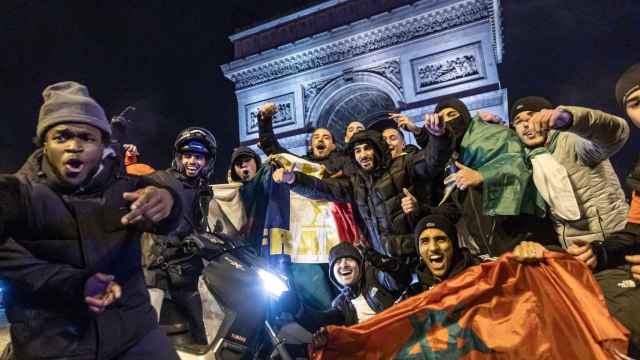 Aficionados franceses y marroquíes frente al Arco del Triunfo de París.