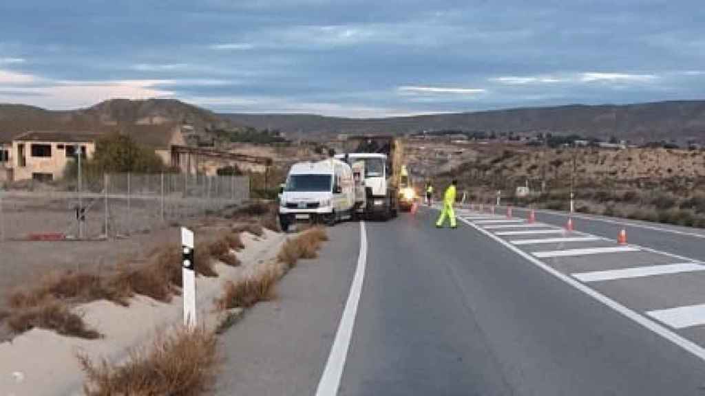 Las furgonetas  de la empresa de mantenimiento de carreteras han sufrido una colisión por alcance por parte del camión de la basura.