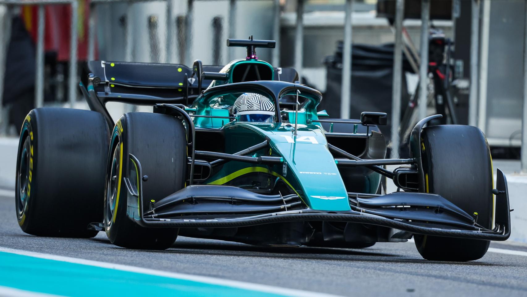 Fernando Alonso ya viste de verde: se ha estrenado con Aston Martin en los  test de Abu Dabi de Fórmula 1
