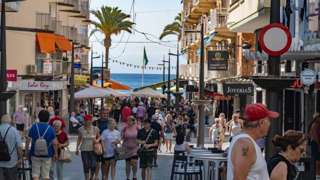 Gente paseando por la avenida Martínez Alejos de Benidorm, en imagen de archivo.