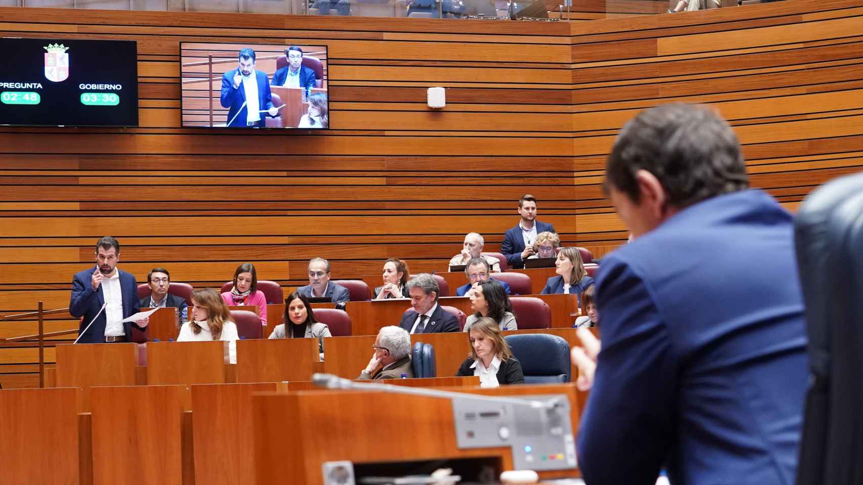 El dirigente socialista, Luis Tudanca, interpelando al presidente de la Junta, Alfonso Fernández Mañueco, en un pleno de las Cortes.
