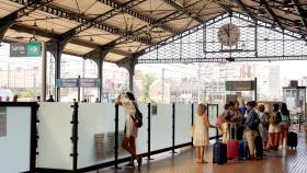 Viajeros esperando la salida de un tren en la estación Campo Grande de Valladolid
