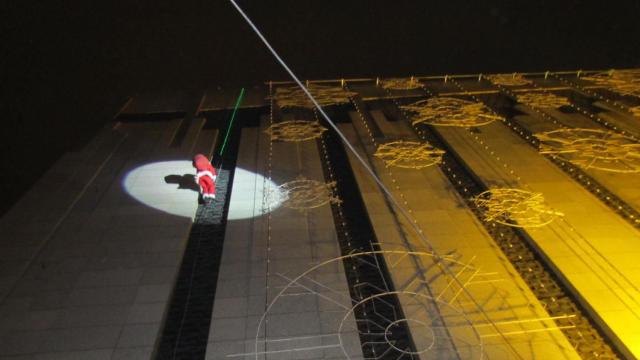 Subida de Papá Noel por la fachada de El Corte Inglés del Paseo de Zorrilla