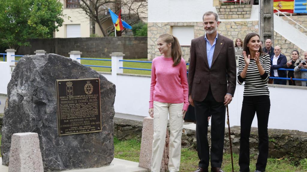 La princesa Leonor junto a sus padres en el pueblo ejemplar de Cadavedo.