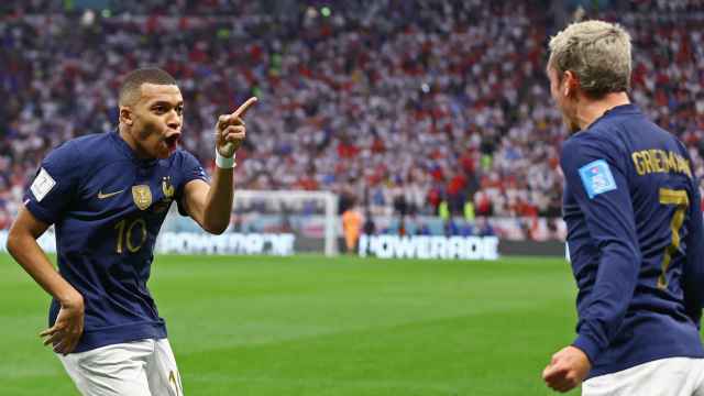 Kylian Mbappe, Antoine Griezmann y Theo Hernández celebran un gol de Francia