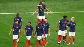 Abrazo entre Kylian Mbappé y Theo Hernández para celebrar el gol del lateral para Francia en las semifinales del Mundial de Qatar 2022