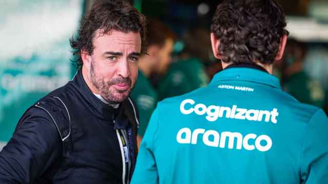 Fernando Alonso conversando con parte del equipo en Yas Marina.