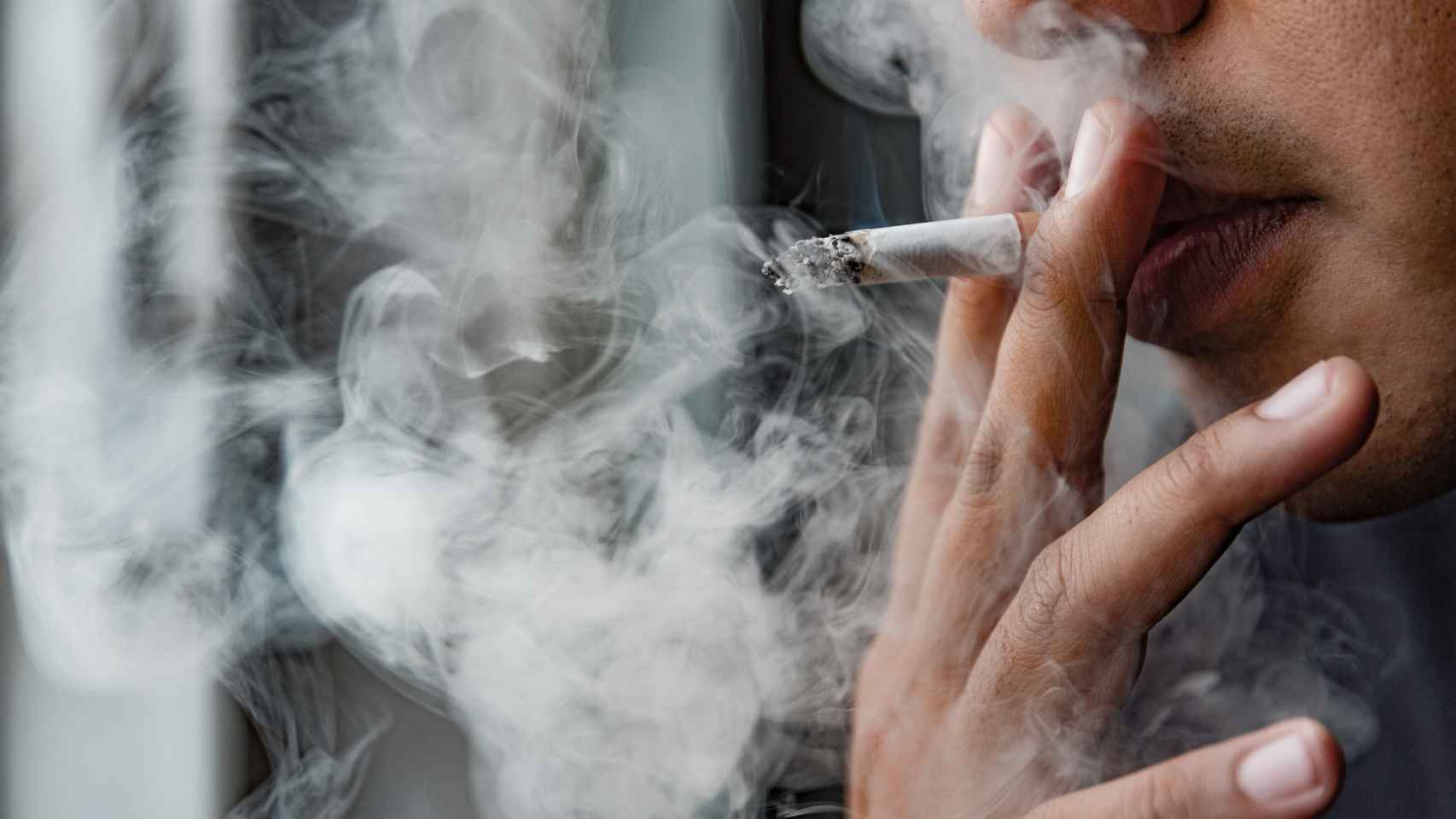 Imagen de archivo con un hombre fumando un cigarrillo.