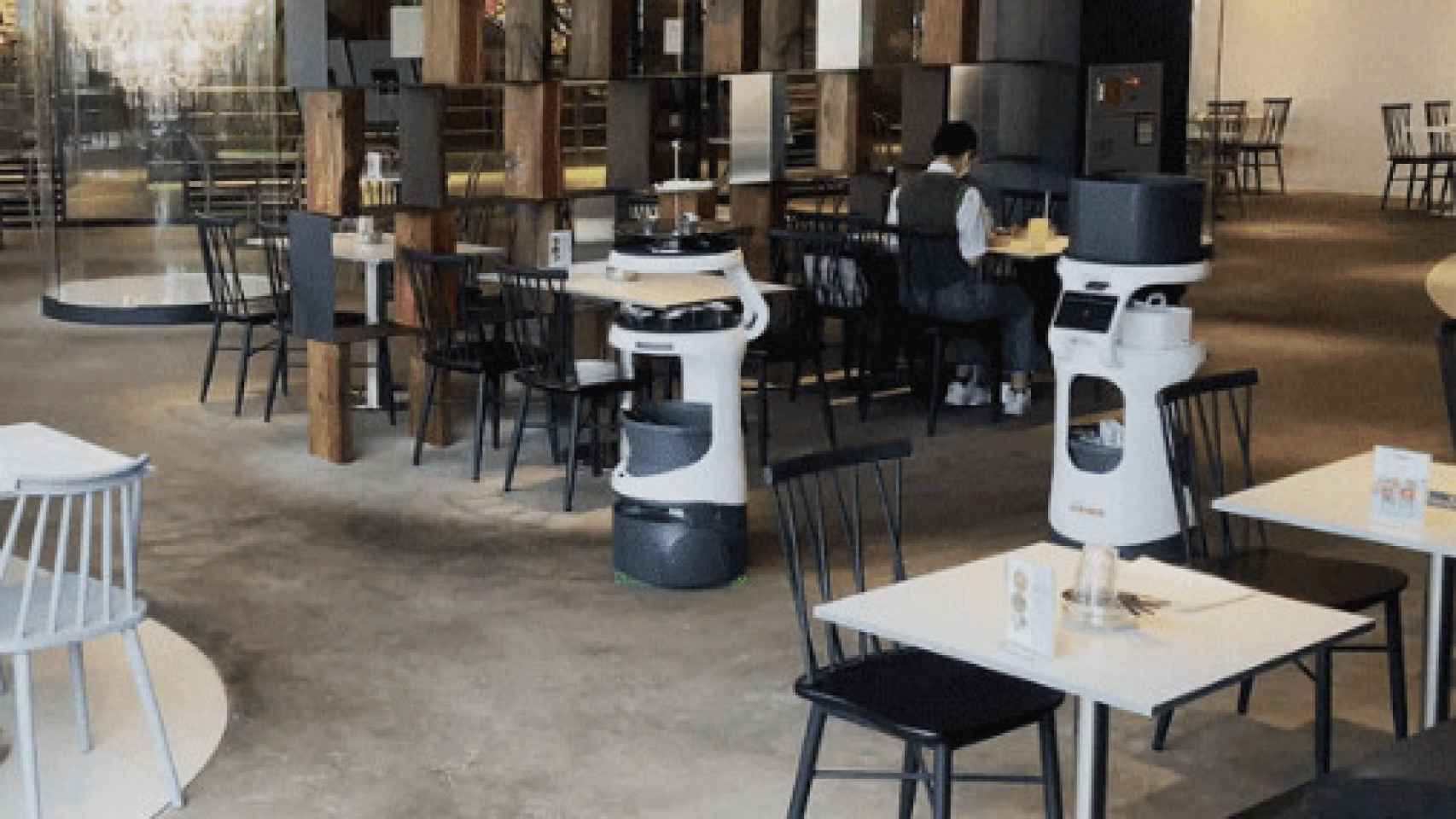 Los robots son capaces de desplazarse de manera autónoma por los restaurantes.
