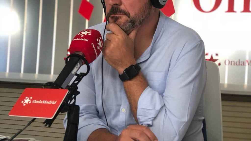 El periodista Juan Pablo Colmenarejo, en el estudio de Onda Madrid.